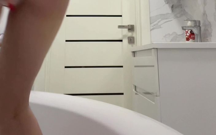 teenstep: Sevimli kız banyoda işiyor ve büyük bir dildoyla sıkı amını...