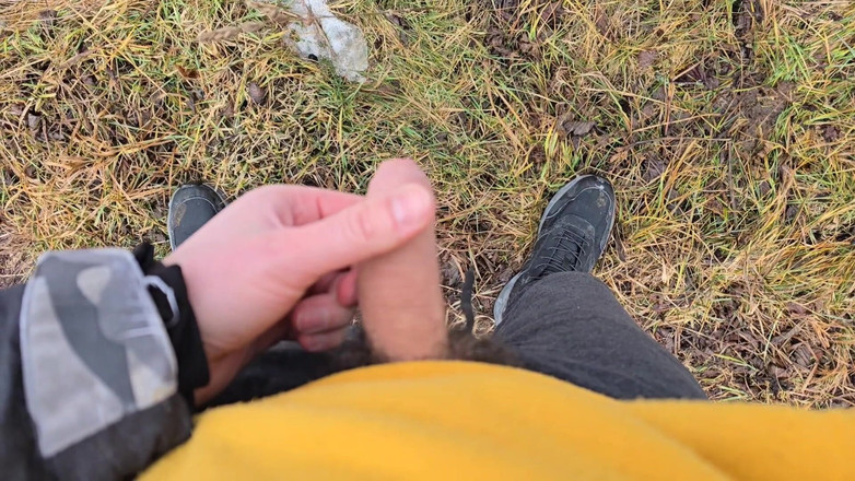 Alpha pee king: Un Po' Rischioso Pipì - POV Pipì All'aperto Durante Una Passeggiata...