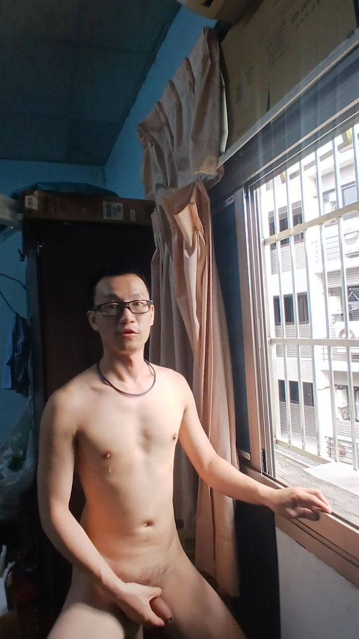 Gaysian fun: Otevři okno v místnosti a svlékněte se