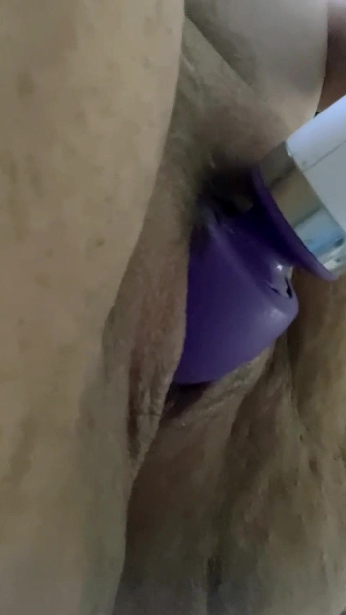 Real homemade BBW BBC porn: विशालकाय सुन्दर औरत बिजली की छड़ी से मेरी मोटी बालों वाली चूत को उत्तेजित करती है