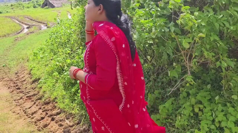 Sona bhabhi: Hermosa chica bengalí se muestran tetas en al aire libre...