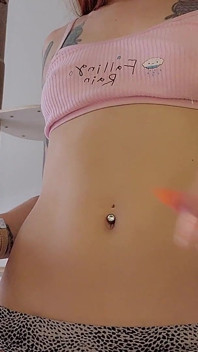 Percubaan fetish Bellybutton pada tindikan