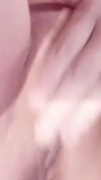 火辣饥渴的妈妈趁她有空闲时间自慰