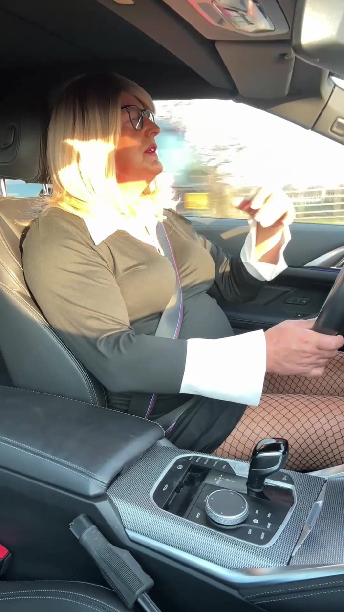 Kellycd2022: Sexy Crossdresser Kellycd2022 Afternoon Drive in the Sunshine