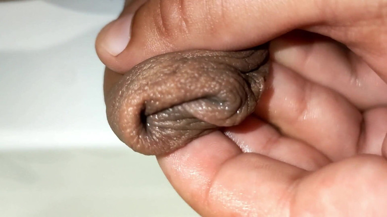 Idmir Sugary: Nafukující se předkožka s chcaním - čůrání v předkožce - nesestříhané chcaní ptáka