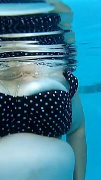 Sledujte, jak bbw sestřička Vicki cvičí v bazénu s podvodní kamerou See My