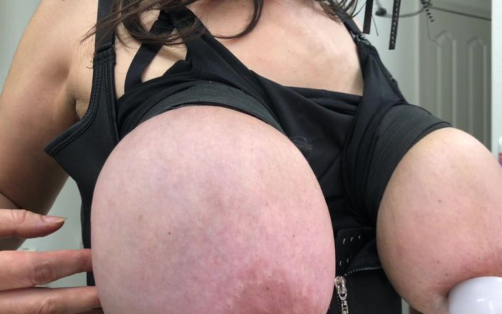 VeeVee Vixen: विशाल एच कप स्तन दुहना के साथ एक बकरी मिल्कर
