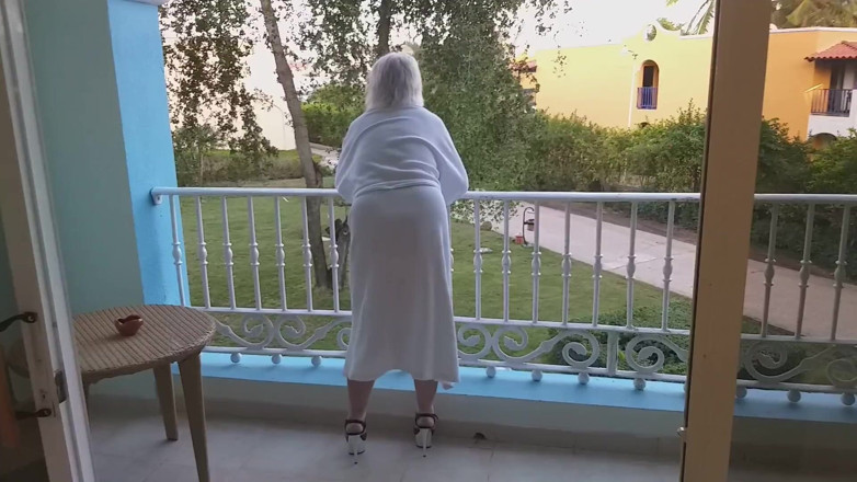 PureVicky66: Heiße oma zeigt sich im urlaub auf dem balkon