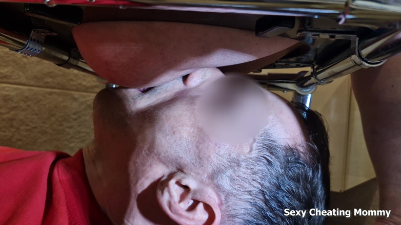 Sexy Cheating Mommy: フェムドムの口への尿と膣の清掃