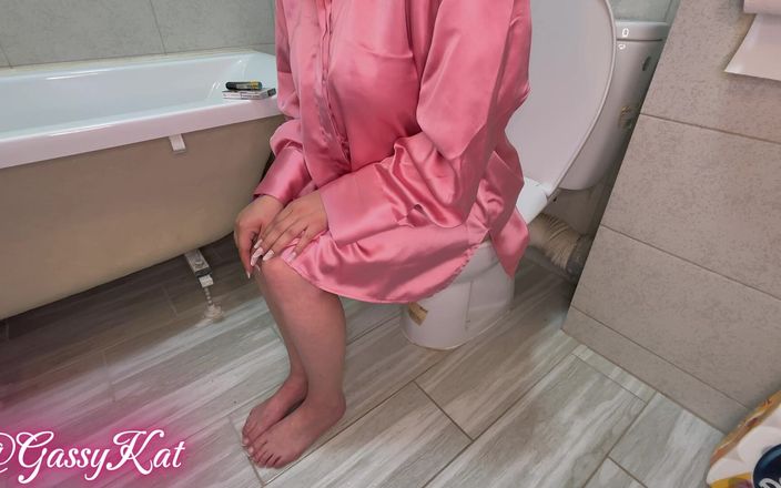 GassyKat: Những cái xì hơi ồn ào trong nhà vệ sinh của nữ...