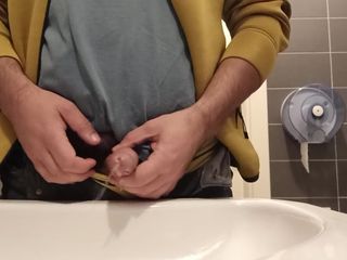 Kinky guy: सार्वजनिक शौचालय में सिंक में तेजी से पेशाब