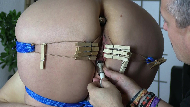 Yvette xtreme: Punizione di figa per Yvette Costeau