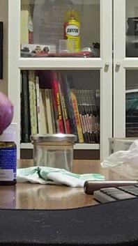 사무실에서 탁자 위에 놓인 무료 스쿼트와 함께 아름다웠습니다