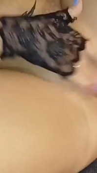 她在被性交达到高潮之前给他撸管