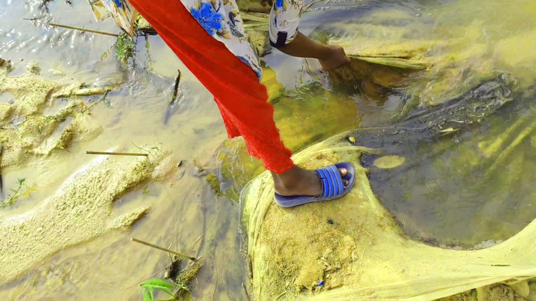 Ankush raj: Kongkek adik tiri awak di preteks berjalan di padang