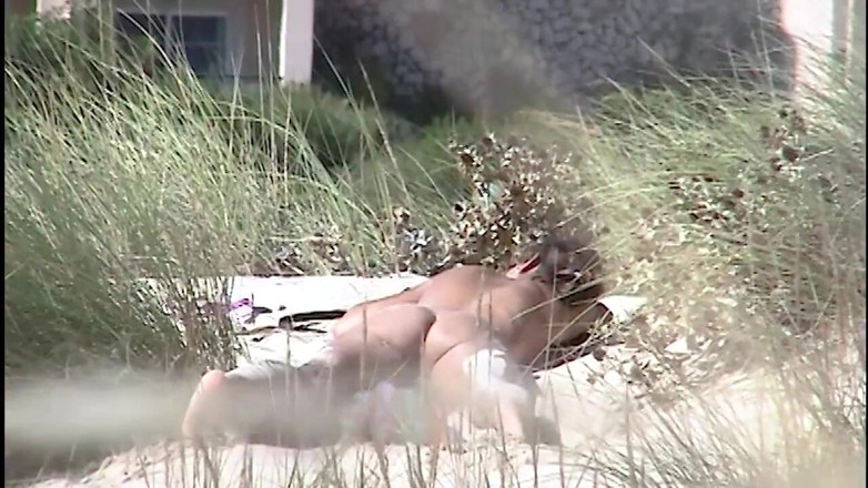 Beachbitches: Inseguitore pervertito sulla spiaggia
