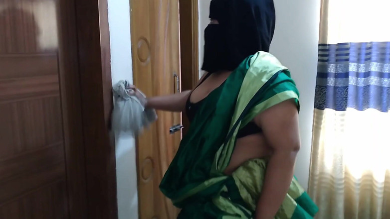 Aria Mia: Als mijn stiefmoeder niet thuis is, neuk ik mijn Desi-meid...