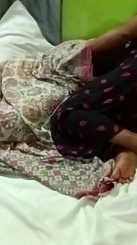 La vicina indiana carina Bhabhi è venuta e mi ha chiesto di scopare bollente
