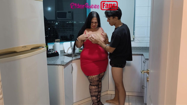 Riderqueen: Mãe sexy na cozinha - vídeo para fãs