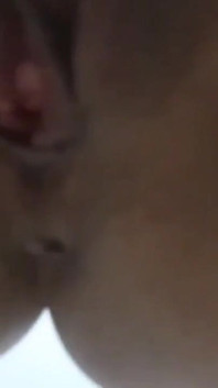 Minha meia-irmã gostosa de 18 anos de Nova York entra na minha cama quando estou assistindo TV
