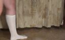 Goddess Misha Goldy: Voeten, kuitspier en lopen op tenenfetisjen in kniehoge witte sokken