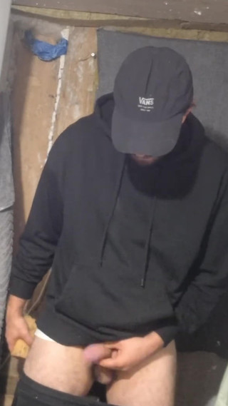 jerkofflover: Skater Ejakuliert in Einem Verlassenen Gebäude