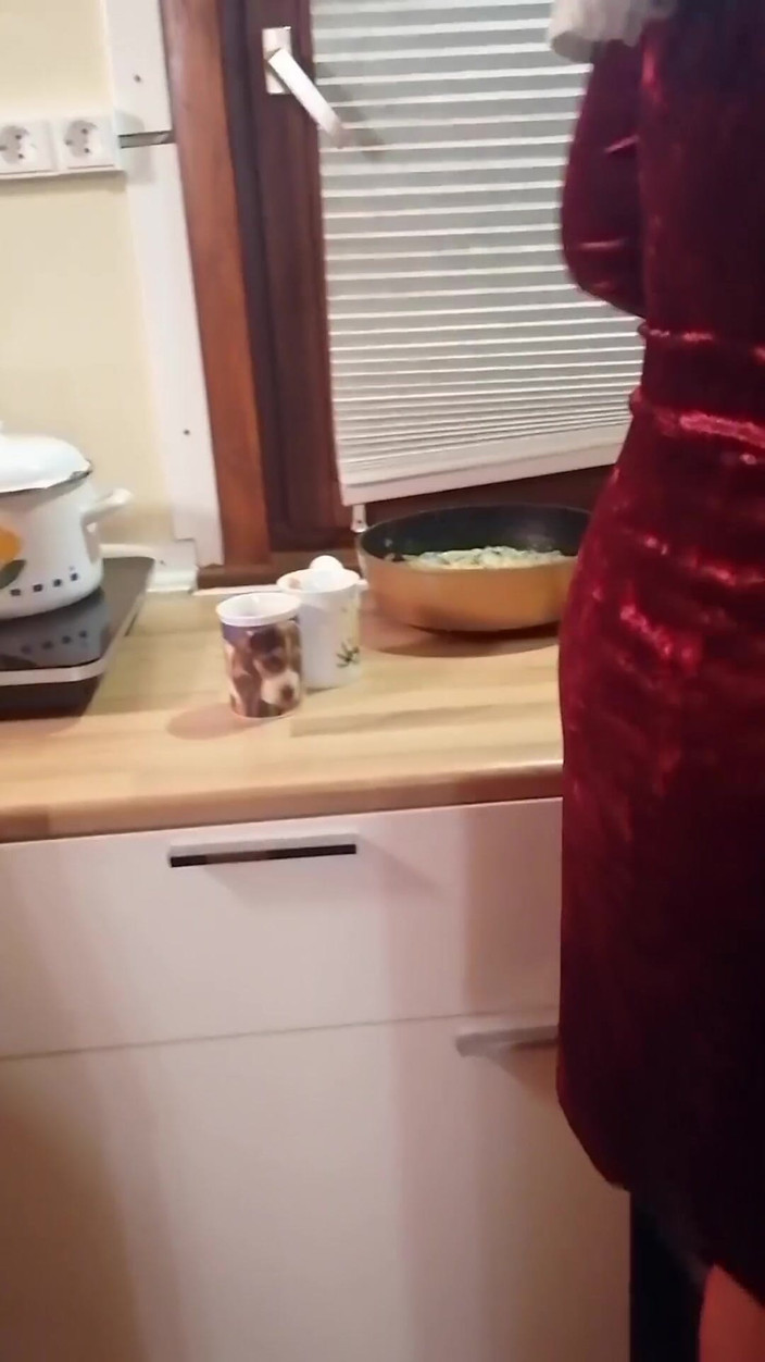 Mike Vonberg: Thật tuyệt khi đón năm mới với một con điếm xinh đẹp, phải...