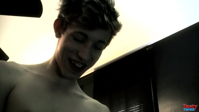 Tasty Twink: Заполняя его маленький горячий рот