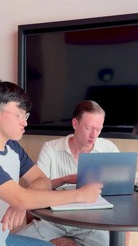 Leo ev ödevini yapmak için Felipe Quintana'nın onu sikmesine izin veriyor