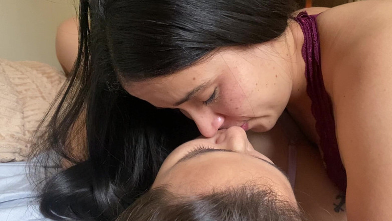 zoemelissa: Saya mengisap lidah besar lesbian, dia meniduri saya di tenggorokan...