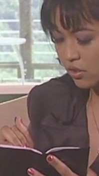 Loira gata é apaixonadamente lambida e dedada ao orgasmo