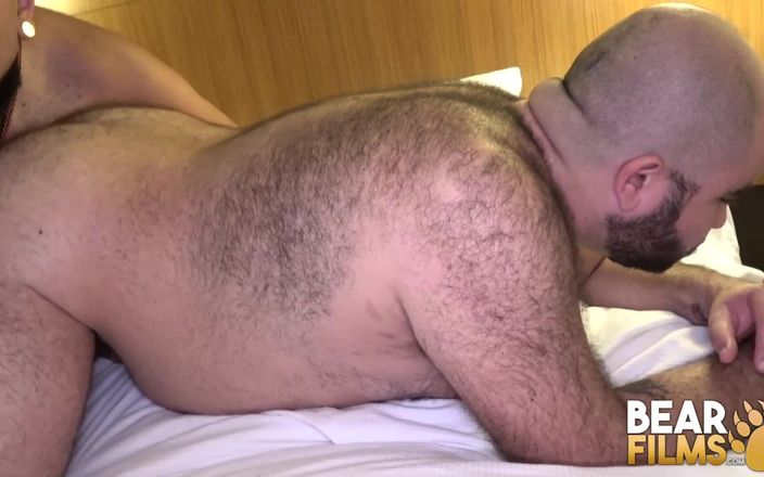 Bear Films: Bearfilms Roger Blacc și Rinocerul se bucură de sex în trei interrasial