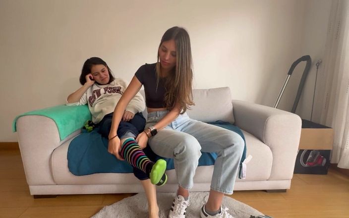 scarlettandc: Pacarku mamerin fetish tubuhku dengan mengendus dan memijat kakiku yang...