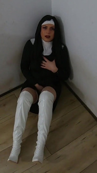 섹스 후 시오후키 오르가즘을 느끼는 섹시한 수녀 250