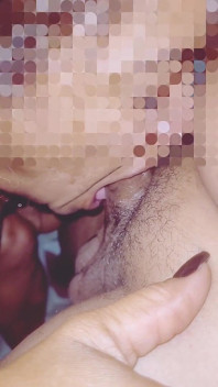 Troia milf succhia sperma in gola mentre l'idraulico geme venendo
