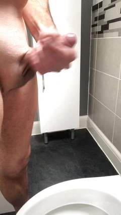 Mi faccio una sega e sborrata.