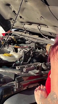 Ela Quebrou Com O Carro E Pagou O Mecânico Em Espécie!