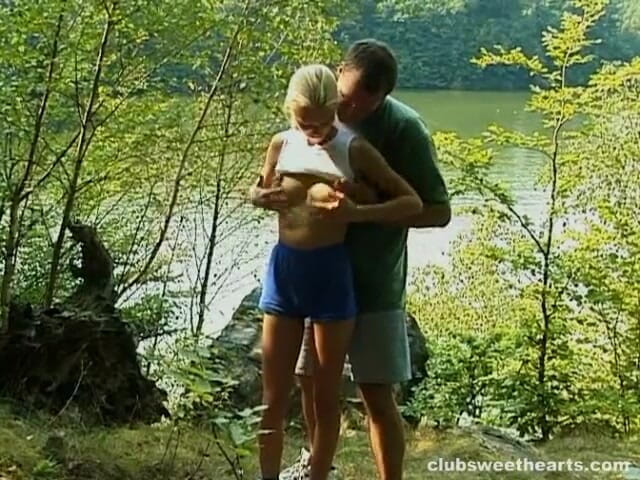 SkinnySweetHearts: Debbie wird am Ufer des Flusses gefickt