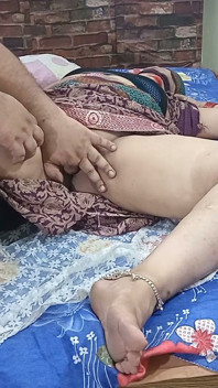 Doktor-hemşire seksi: yakın çekim parmaklama, fışkırtma ve sert desi sikişi