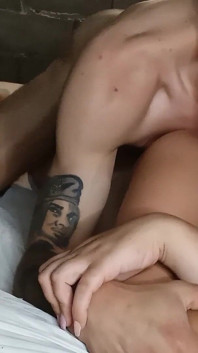 Položil jsem děvku své sestřenice na postel, abych ji ošukal