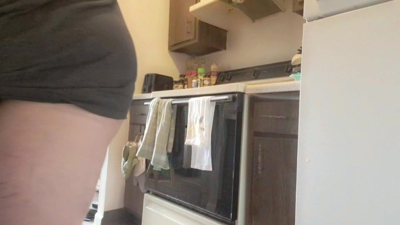 puppyrolls: Je fais la vaisselle avec mon cul : 3 c’est ennuyeux, mais...