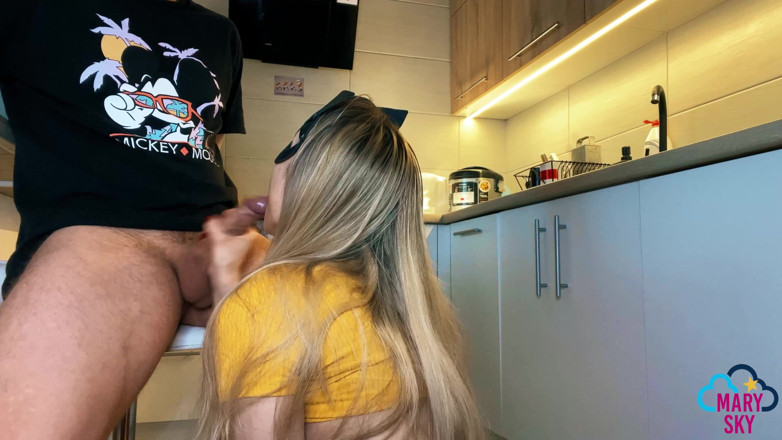 Mary_Sky: Slutty House - styvfar kommer på styvdotterns bröst
