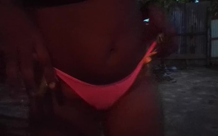 Super sexy ebony cuties: Buitenshuis dansend met mijn reet schuddend, mijn poesje vingerend