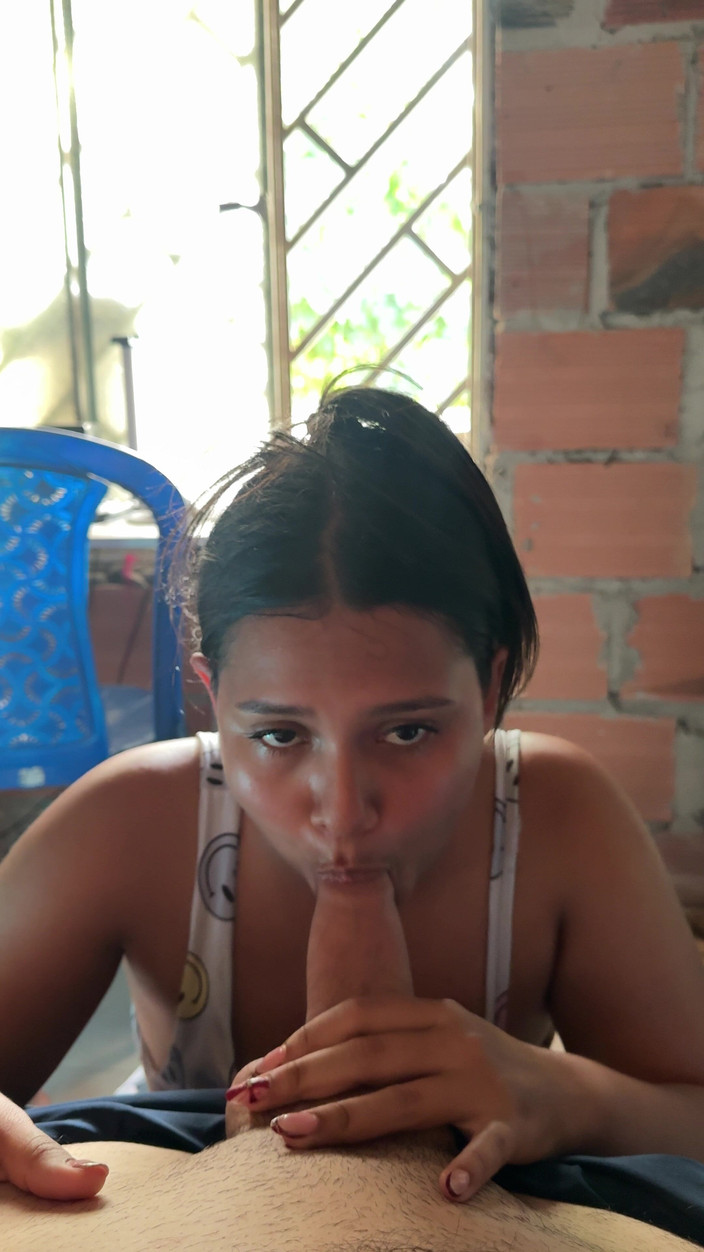 EMY_AND_JONH: リビングに訪問者がいる家で義理の兄弟とセックスすること