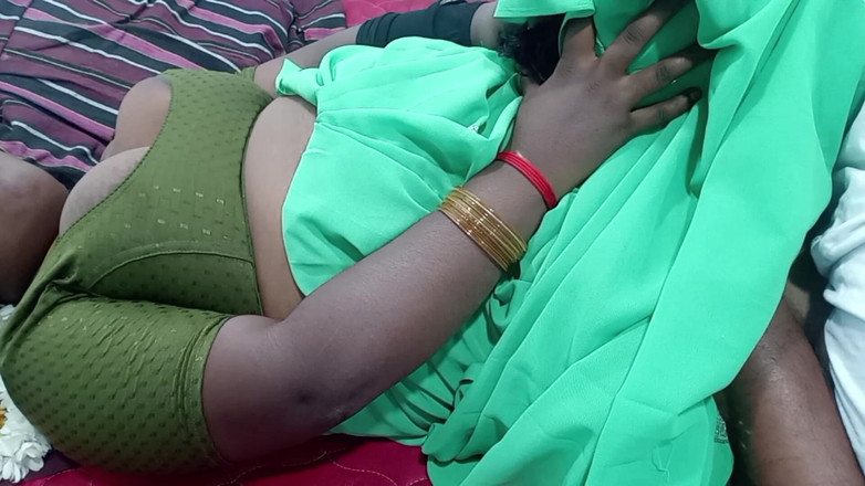 Veni: 绿色纱丽房子妻子舔阴部高潮