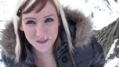 Stephprodx: Sevimli sarışın Jessica açık havada karda sert yarağını emiyor