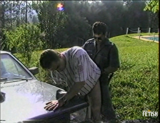 Gay Diaries: Güvenlik görevlisi eşcinsel bir adamı durduruyor ve sıkı götünü arabada...