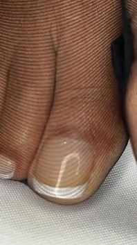 Menina negra mostra sua pedicure francesa em suas meias pretas e faz remoção para mostrar seus pés