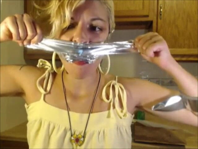 Selfgags classic: Rosalyn riceve la sua consegna di mutandine consumate! *enorme nastro gag*