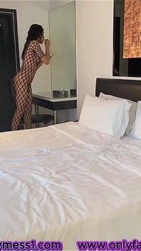 Seksi üst düzey dominant bog yarak uzun Asyalı transeksüel porno yıldızıyla prezervatifsiz sikişiyor